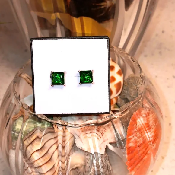 NWT! Custom 925 Sterling Silver Emerald Screw back Earrings - Picture 1 of 3